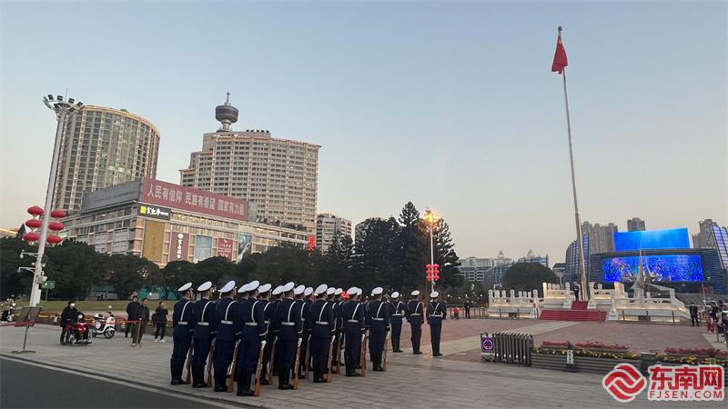 3月6日傍晚，队员们执行降旗任务。东南网记者 周霞 摄.jpg
