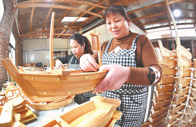 宁德洋中镇：工人加紧生产竹木制品