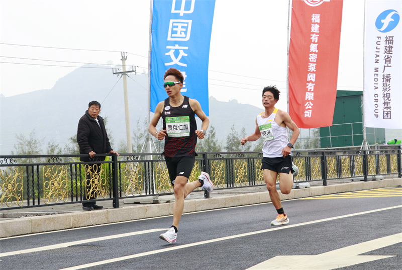 随着比赛的继续，贾俄仁加（左）和马昭尖与其他选手间的距离逐渐拉开 东南网记者郑晓丹 摄.JPG