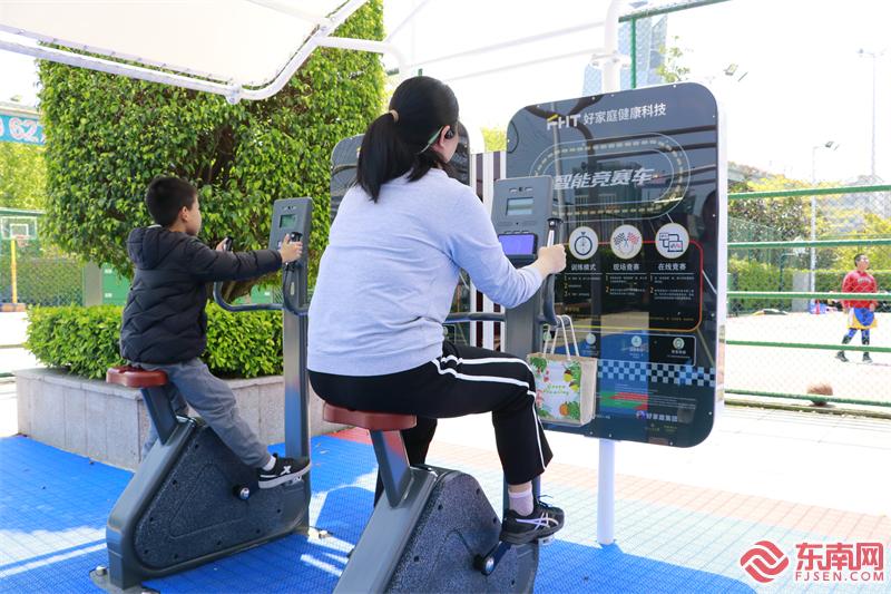 市民在智能竞赛车器械锻炼 东南网记者郑晓丹 摄.JPG