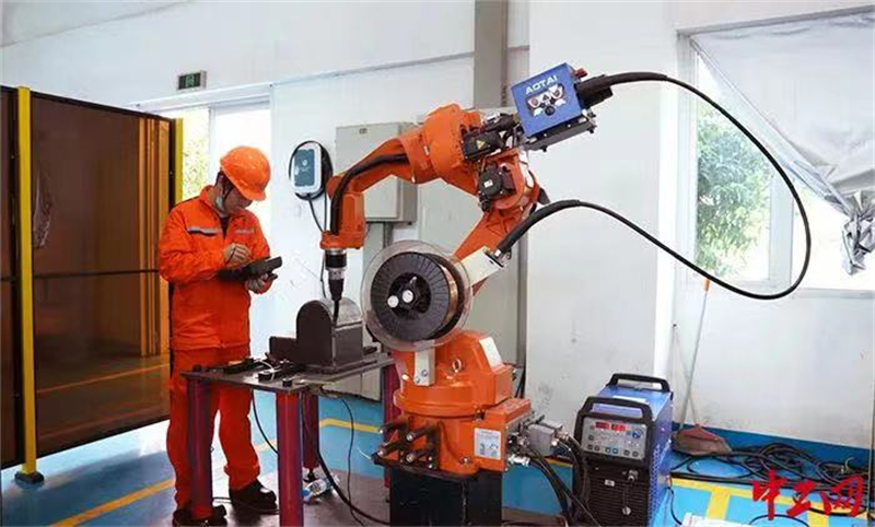 参赛选手对机器人进行调试。福州市总工会 供图.jpg