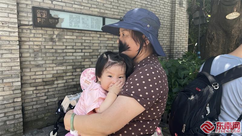 福州三坊七巷，家长怀抱小朋友在树荫乘凉。东南网记者 周霞 摄.jpg