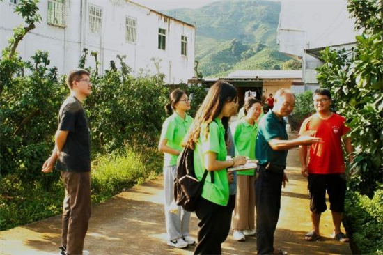 实践队在种植户赖国永的带领下，到柚园实地考察 福建农林大学供图.png