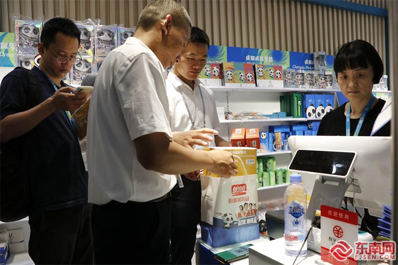 在成都大运会特许经营店购物，搭配购物袋上印有福建品牌“盼盼”的标识 东南网记者郑晓丹 摄.jpg