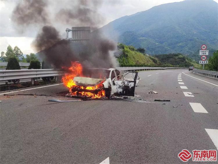 高速路上过弯未减速 小车撞护栏起火雷火电竞 雷火电竞网站