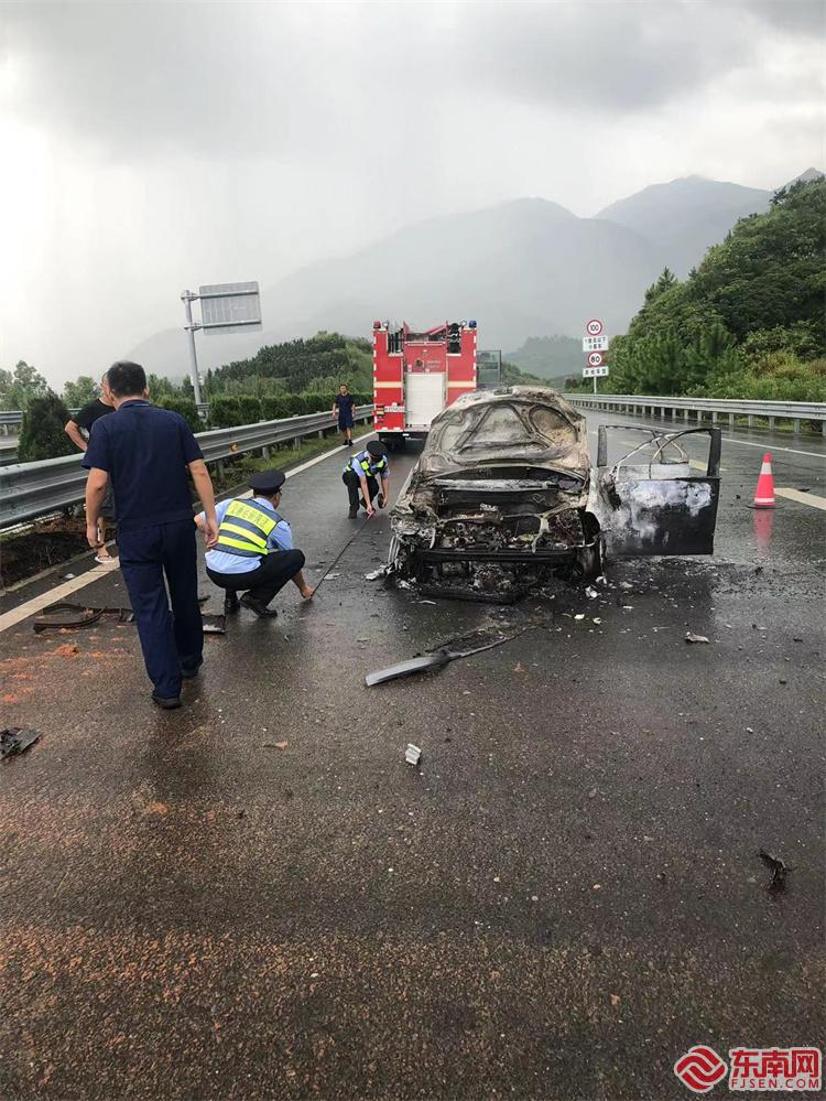 高速路上过弯未减速 小车撞护栏起火雷火电竞 雷火电竞网站(图2)