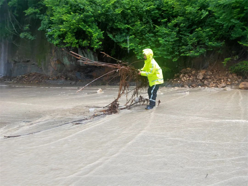 宁德交警加大对辖区道路及重点路段、重要部位巡逻密度和陡坡、急弯、低洼易涝点等事故多发路段管控力度，会同有关部门，对辖区内的交通设施、路面情况展开全覆盖检查，及时清理路面倒伏树木、掉落树枝以及护栏、各种路障等，及时消除安全隐患。.jpg