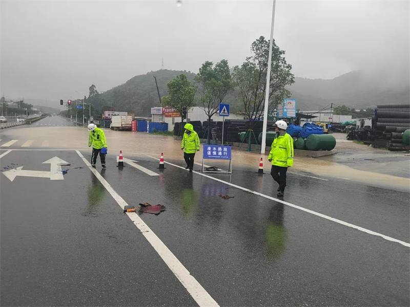 宁德交警强化台风天气强降雨期间对重点路段的动态巡控，加强路面警示，设置警戒区域，针对易塌方、易涝点位、急弯陡坡、积水路段增设警示标志牌等交通安全设施。.jpg