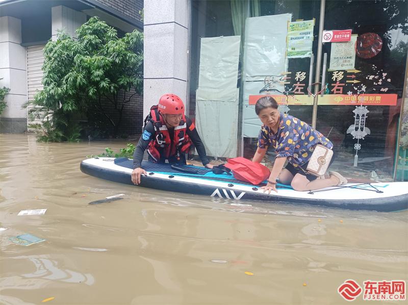 6日上午，在福州市仓山区上三路，福建省蓝豹救援队正在转移受困群众。东南网记者 林先昌 摄.jpg