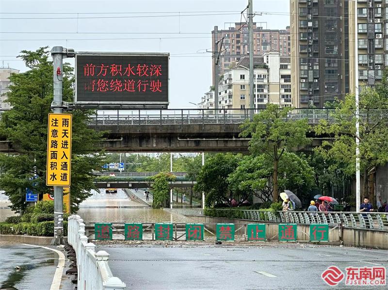 福州市福飞路涵洞积水未退，实施临时交通管制。 东南网记者 李涛 摄.jpg