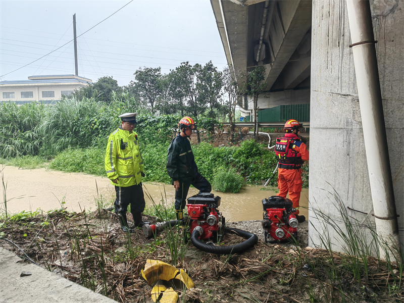 沈海高速1976公里即宁德北路段，由于地势低洼，容易积水倒灌路面影响通行安全，一大队协调福宁公司养护部门，连夜施工，扩大排水出口挖土施工，提高排水能力。 宁德高速交警一大队供图.jpg