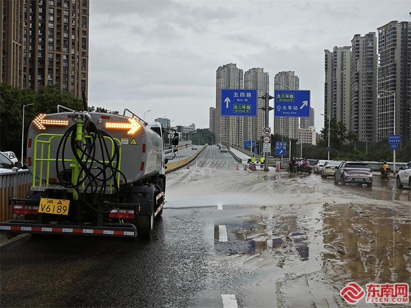 五四北从秀峰路往市中心上琴亭高架桥处道路临时封堵，清洁车正在路面清理，请车辆注意绕行。施良德 摄.jpg