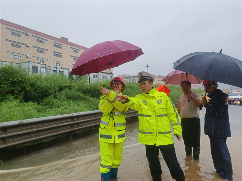 宁德高速交警支队一大队联合高速公路公司一起查看漫水路段情况，造成漫水原因，及提出治理措施。 宁德高速交警支队一大队供图.jpg