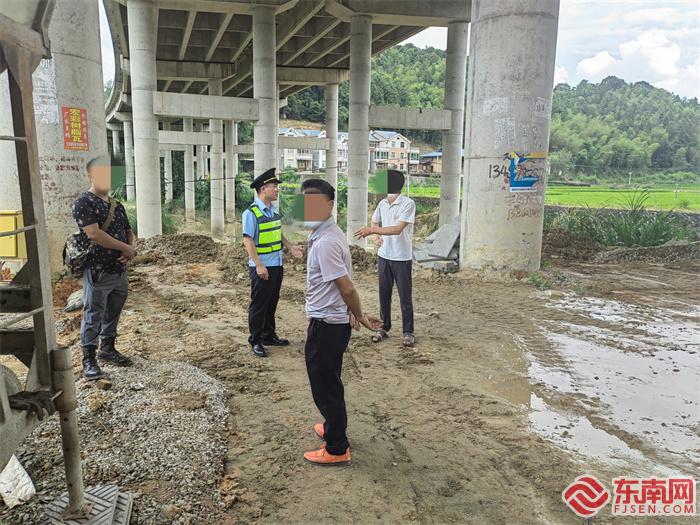 贝搏体育官网桥下搅拌水泥存隐患三明高速执法开展清理整治行动(图2)