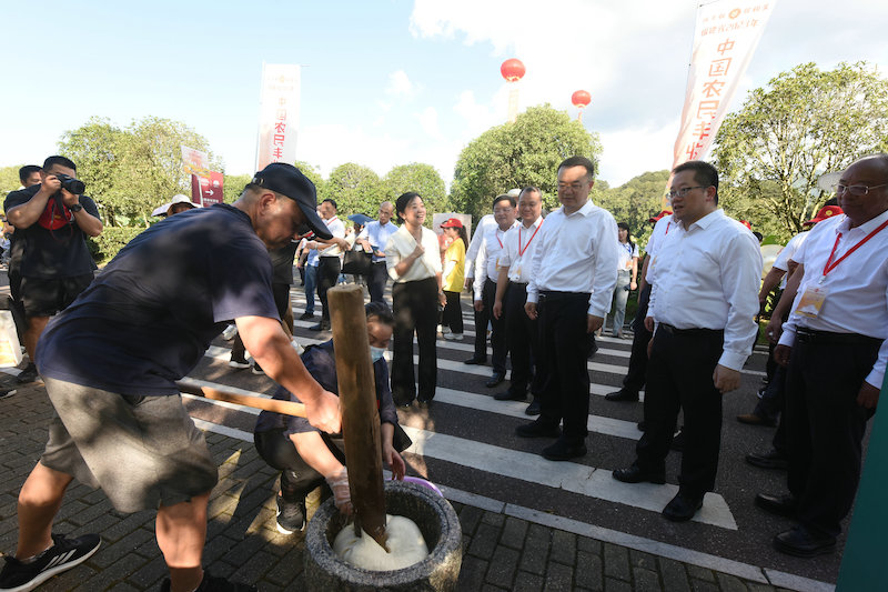 当地村民打糍粑.jpg