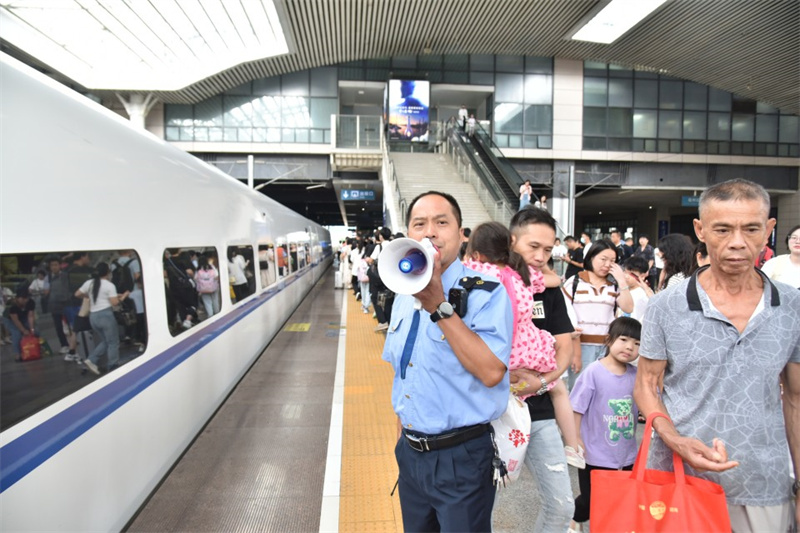 福州火车站：迎旅客密集返程 建议市民错峰出行