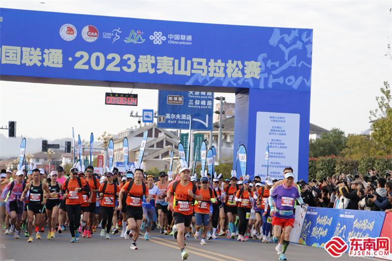 发令枪一响，跑者们在领跑员的带领下奔跑 东南网记者郑晓丹 摄.jpg