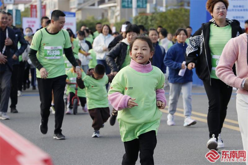 当天不少家庭带着孩子参加健康跑 东南网记者郑晓丹 摄.jpg