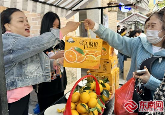 市民正在购买连江县东湖镇洋门村的脐橙 东南网记者郑晓丹 摄.jpg