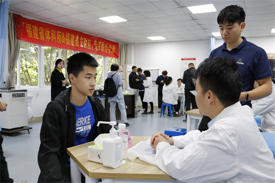 专家医疗团队医生为运动员进行问诊 东南网记者郑晓丹 摄 (1).JPG