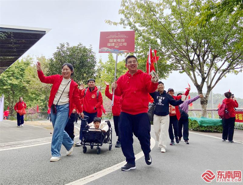 本次健步走活动，不少参与者带着孩子一同参与。 东南网记者颜财斌 摄.jpg