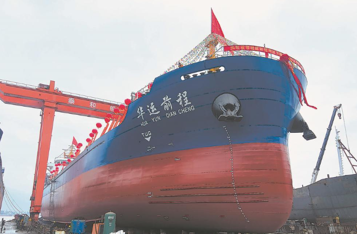 万吨散货船在福安顺利下水