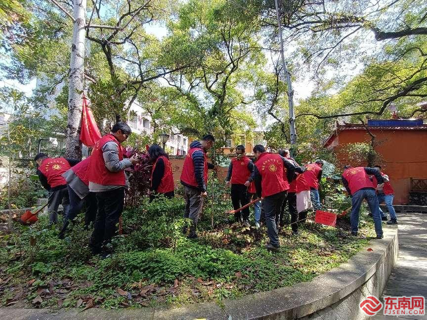 多位干部群众积极参与义务植树。东南网记者 唐宇松 摄.png