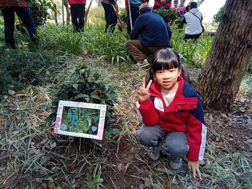 种下小树后，一位幼儿园小朋友写下心愿。郑雅敏 摄.png