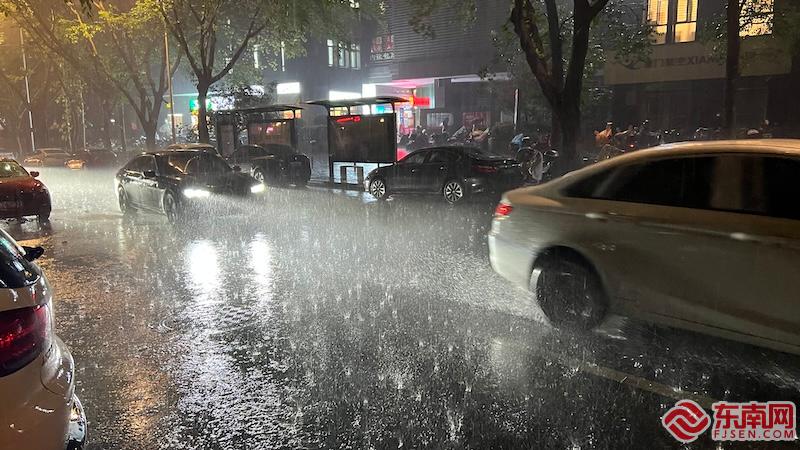 今日傍晚，福州市鼓楼区降雨实况。东南网记者 余跃 摄.jpg