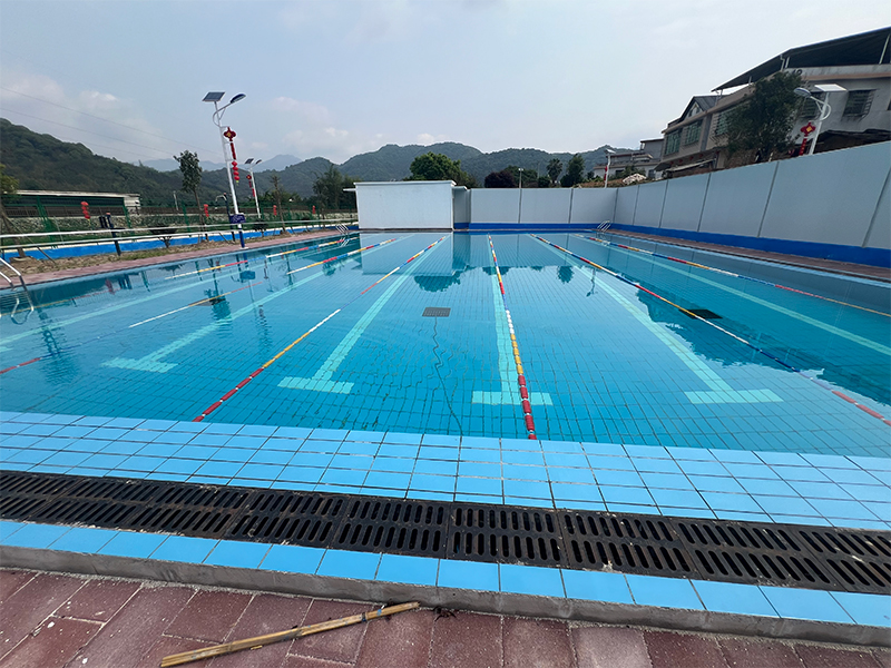 新修建的游泳池.jpg