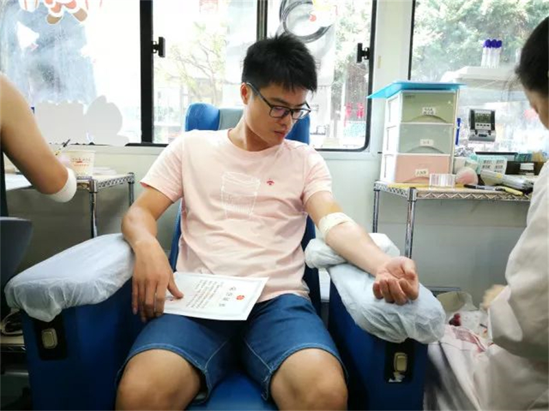 2018年，林业波参与无偿献血，并申请加入造血干细胞捐献资料库（右手所持为证书）。福州市鼓楼区红十字会 供图.jpg