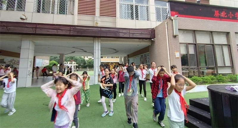 福州市鼓楼区华大街道琴湖社区联合福州市钱塘小学屏北分校开展地震逃生演练。福州市钱塘小学屏北分校 供图.jpg