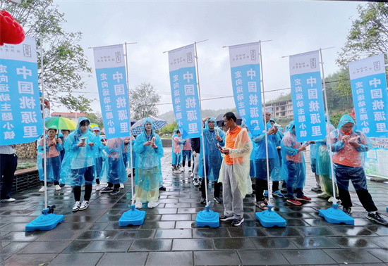 学员在雨中开展户外实践考核.jpg