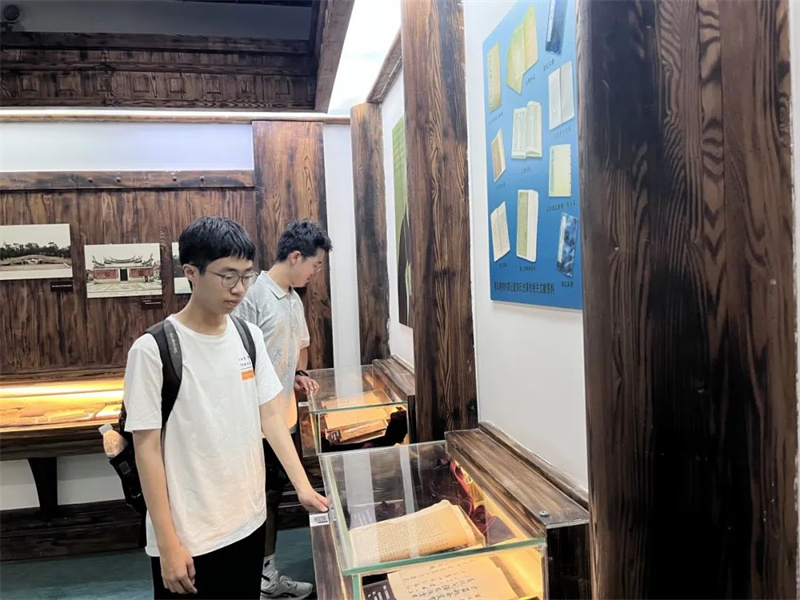 福建师范大学社会历史学院实践队在厦门郑成功纪念馆展开调研.jpg