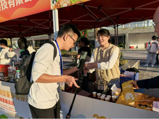 1_3_逛市集、看晚会、品食用菌……“福农优品•我在家乡等你来”乡约福建网络直播活动在古田启动567.png