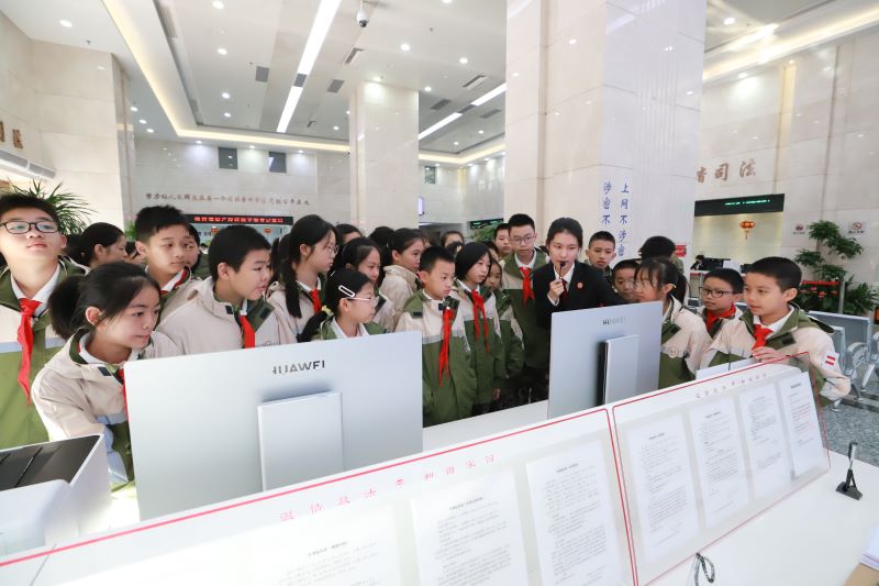 11月28日，鼓楼法院联合鼓楼区教育局、共青团鼓楼区委、鼓楼区关工委，开展“法护未来‘宪’在行动”法院开放日活动，邀请铜盘小学58名师生代表走进法院，“零距离”感触法院、了解法院，沉浸式体验法元素、法文化，接受别样的法治宣传教育。（2）.jpg