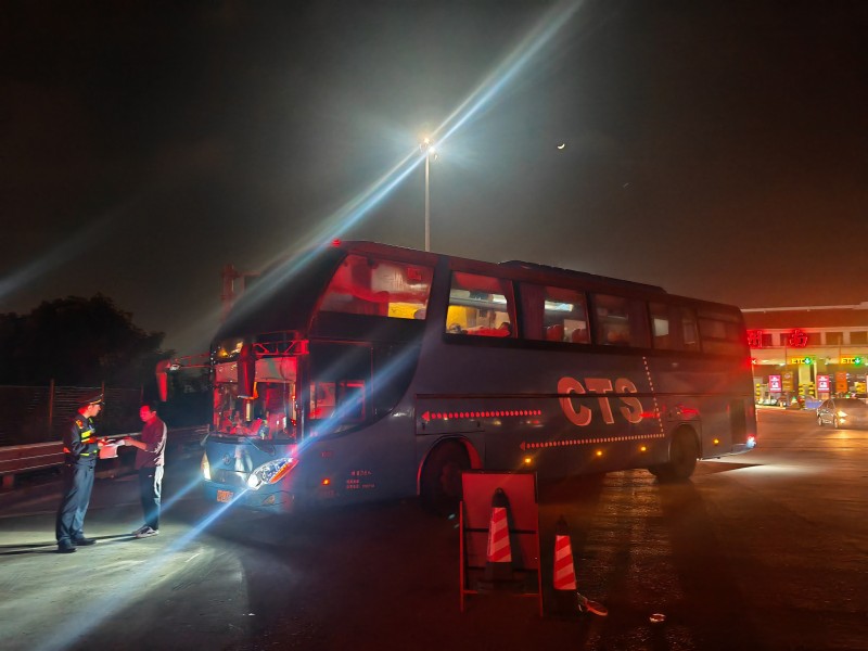 鄂QLXxxx大客车（湖北省恩施某客运有限公司，核定载客人数36人，该车无道路运输证、无省际包车线路牌）,被查获时实载乘客5名。.jpg