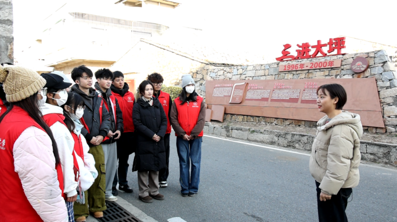 福建理工大学实践队聆听大坪驻村书记讲解<span class=