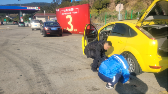 1_（能源公司投稿）旅客春运路上被“遗忘”，油站“雷锋”助团圆657.png