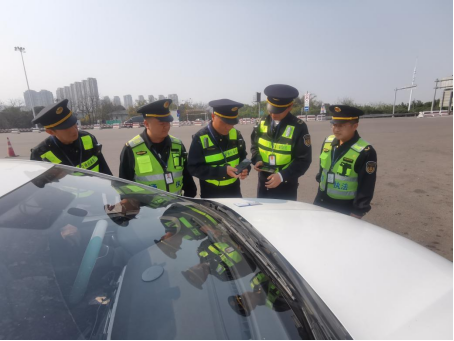 清明护航三重奏 ‌“执法蓝”铸就平安路281.png