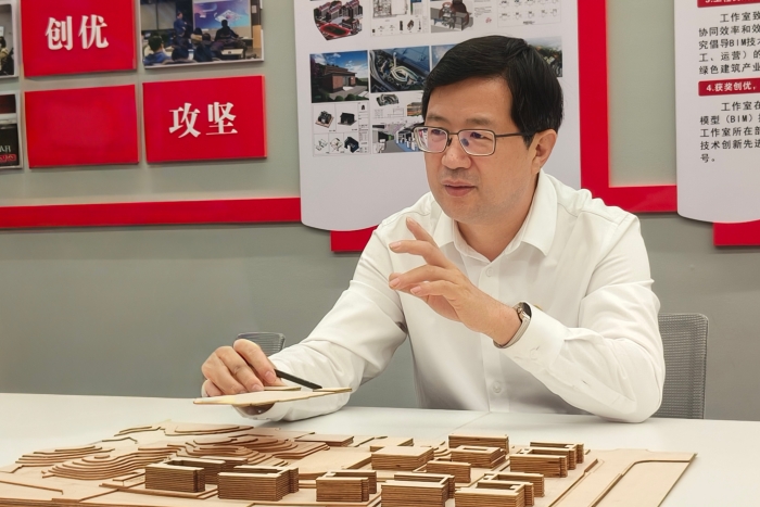 2.黄晓冬与团队成员探讨BIM技术_副本.jpg
