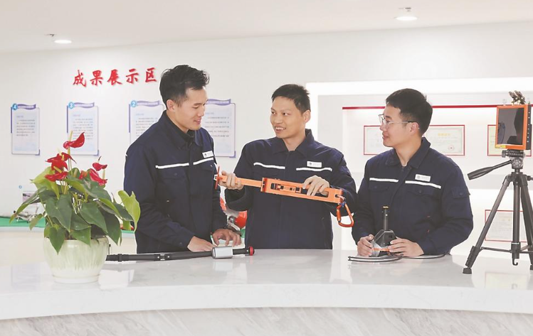 “看着远处的光亮，心里就会无限满足”