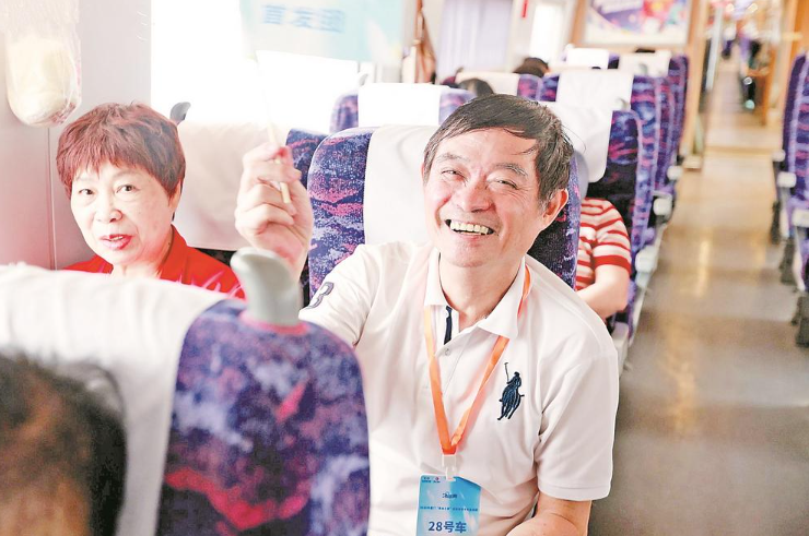 虎扑篮球：市首趟“银发旅游专列”开行