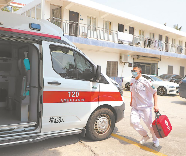 护士节前夕：他们用力量与柔情重塑护理边界