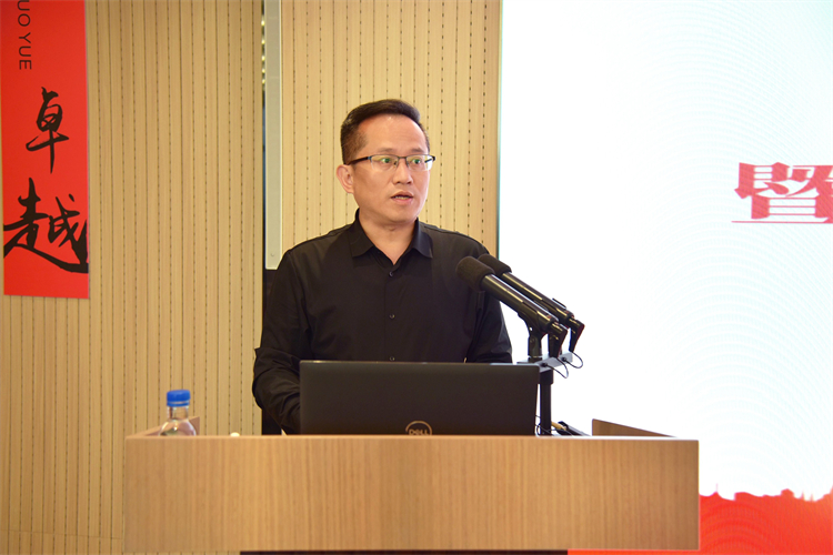 公司党委副书记、总经理刘成聪主持会议.jpg
