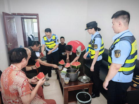 “暑运”攻坚：福州高速执法“大件”守护与“司机”温情双线发力613.png