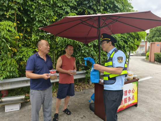 福州高速执法支队四大队开展“夏日送清凉”活动158.png