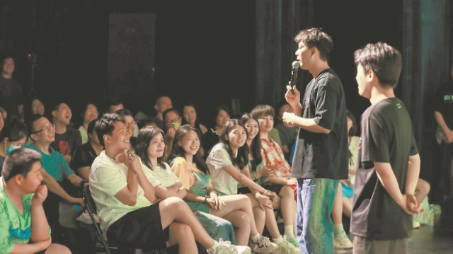 从小众到大众，脱口秀凭啥让人为快乐买单？