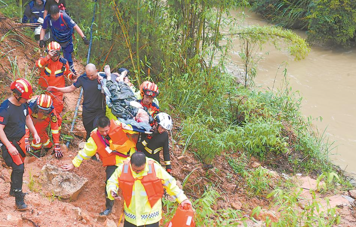 暴雨中，50米陡坡生死救援