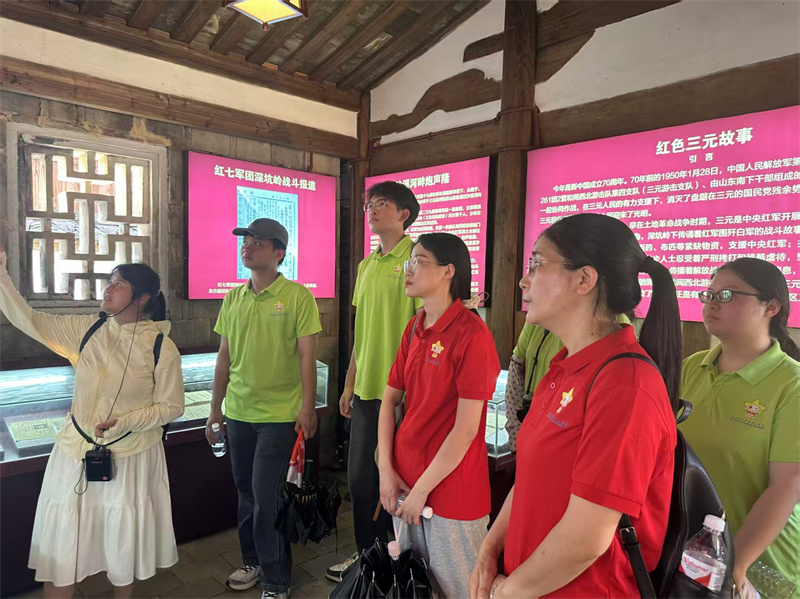 福建农林大学金山学院实践队聆听讲解员讲忠山村革命历史.jpg